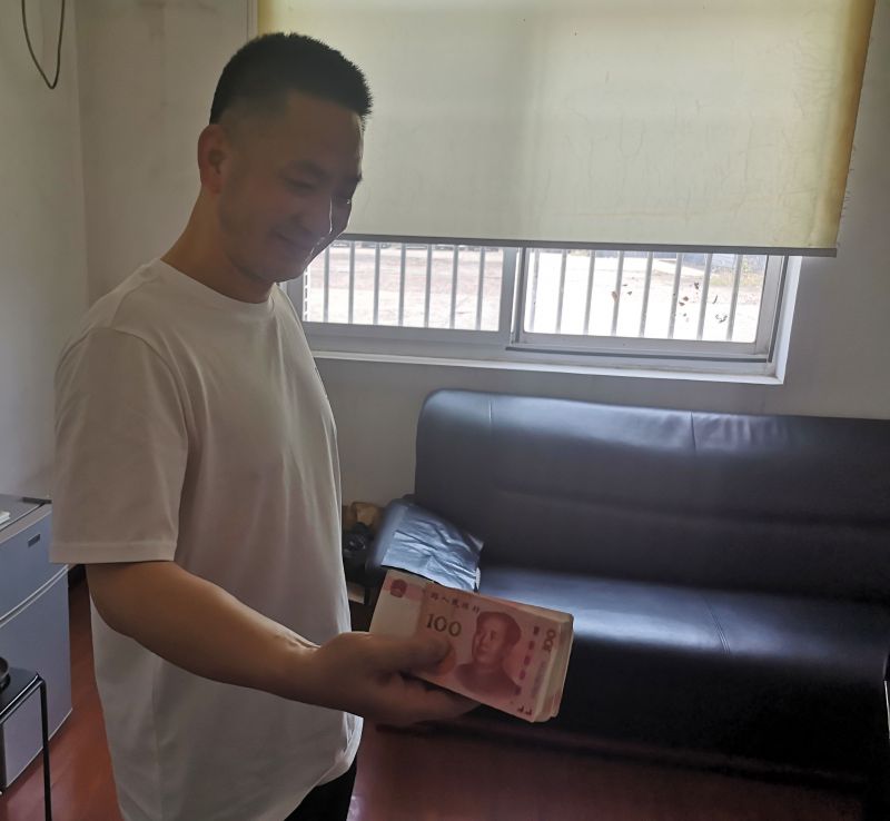 點(diǎn)贊！拾金不昧好的哥 萬(wàn)元現(xiàn)金物歸原主